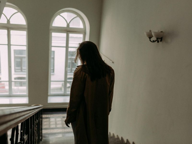 A sequence of movements shown in a collage style.